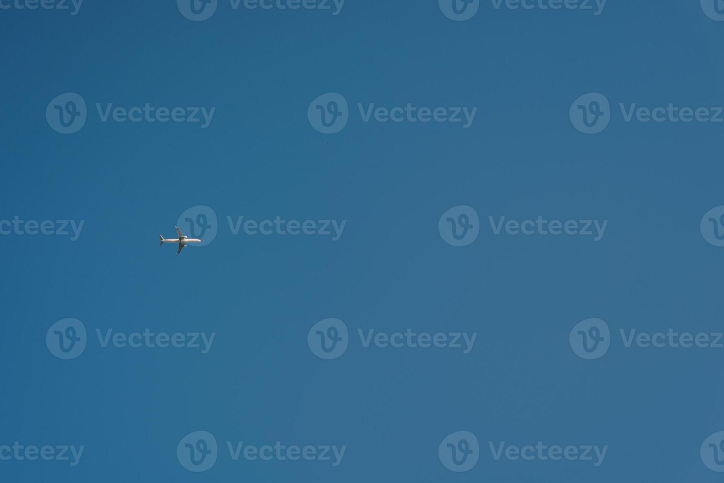 Passagier Flugzeug fliegt im das klar Blau Himmel foto