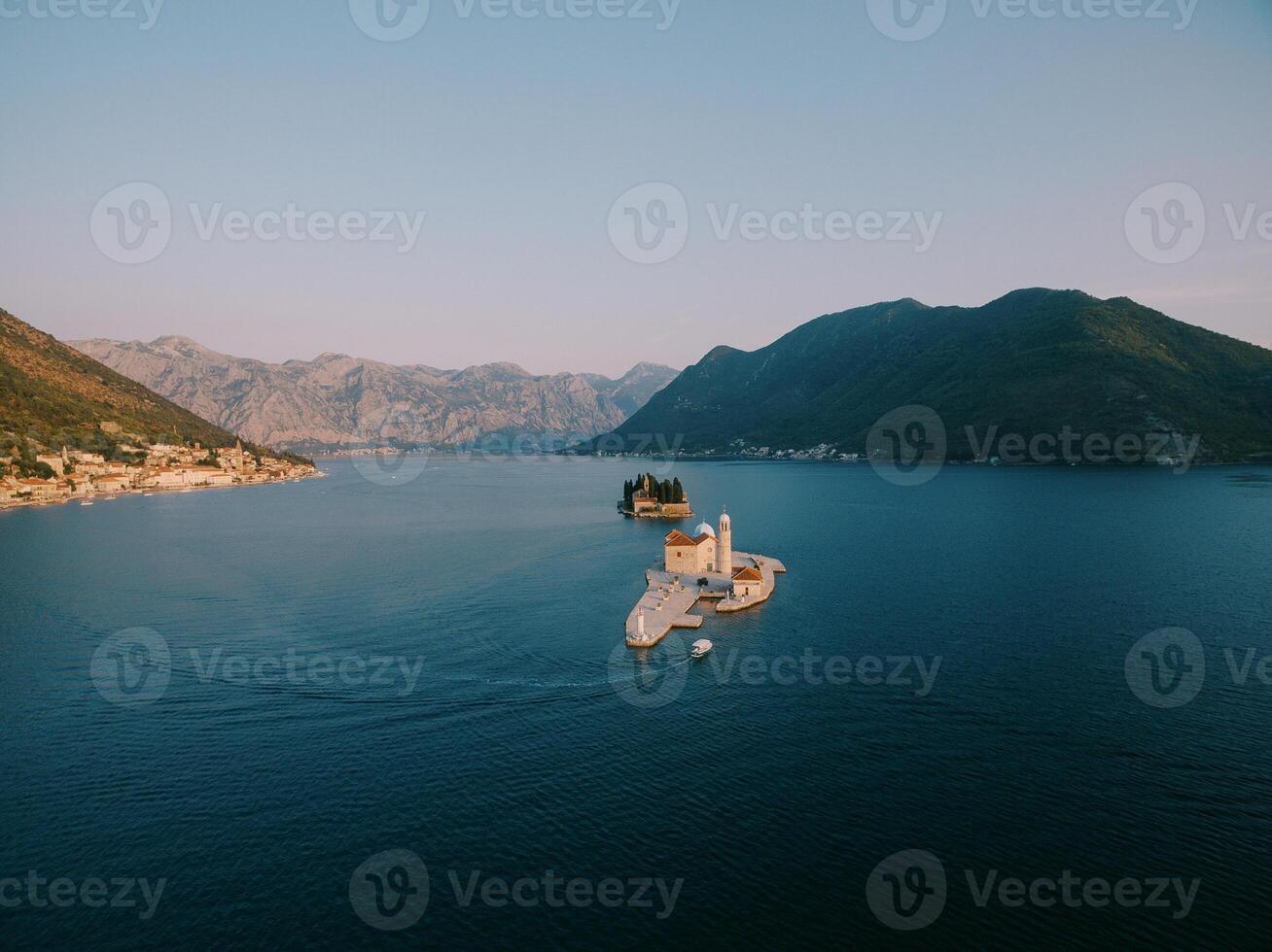 Boot Segel entlang das Bucht von kotor zu das Insel von gospa od scrpjela. Montenegro foto