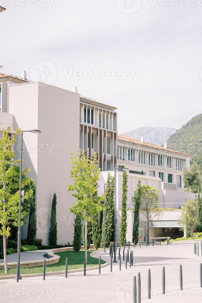 Hütten mit Terrassen beim das einer und nur Hotel beim das Fuß von das Berge. Portonovi, Montenegro foto