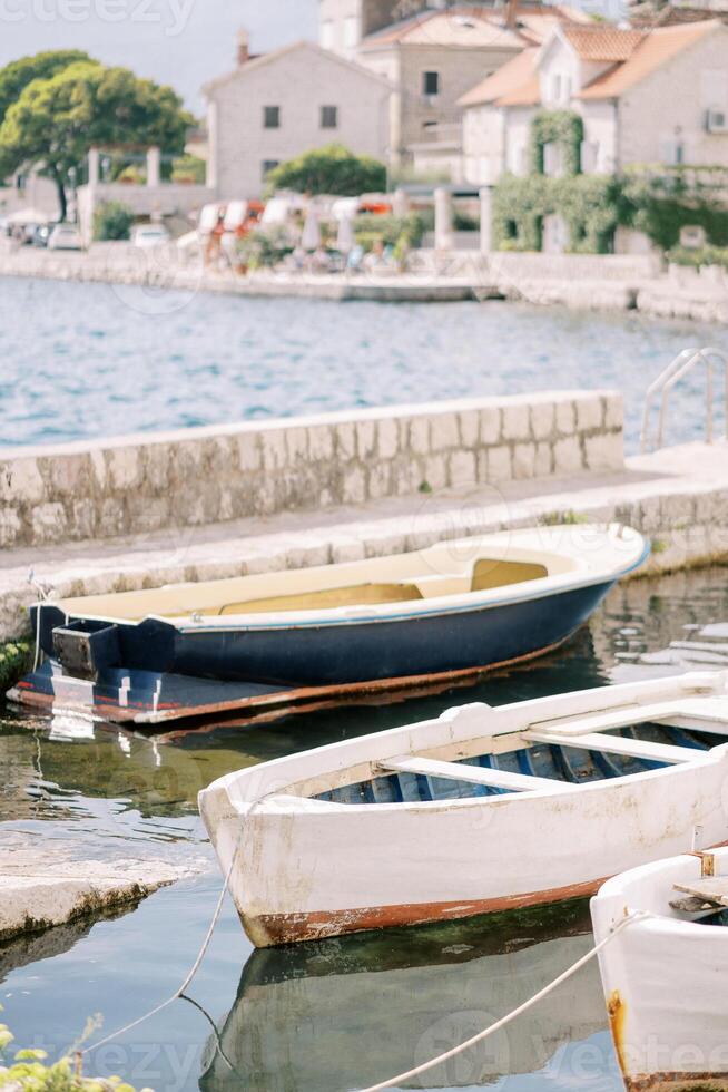 bunt hölzern Angeln Boote sind festgemacht in der Nähe von das perast Seebrücke. Montenegro foto