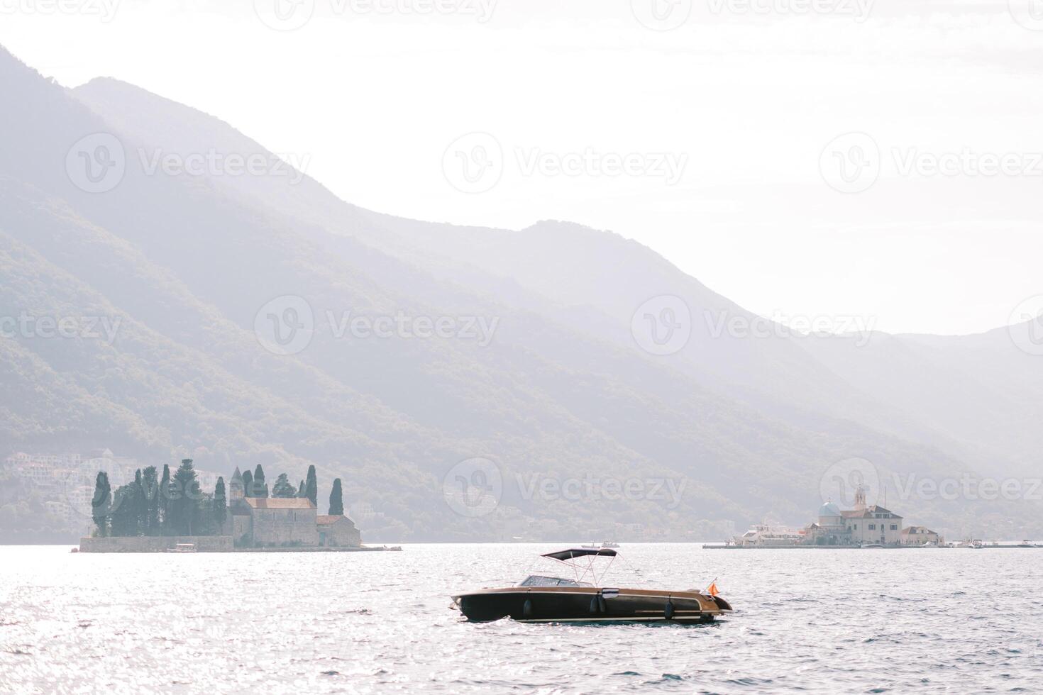 schwarz Motor- Yacht Segel Vergangenheit das Insel von st. George im das Bucht von kotor. Montenegro foto