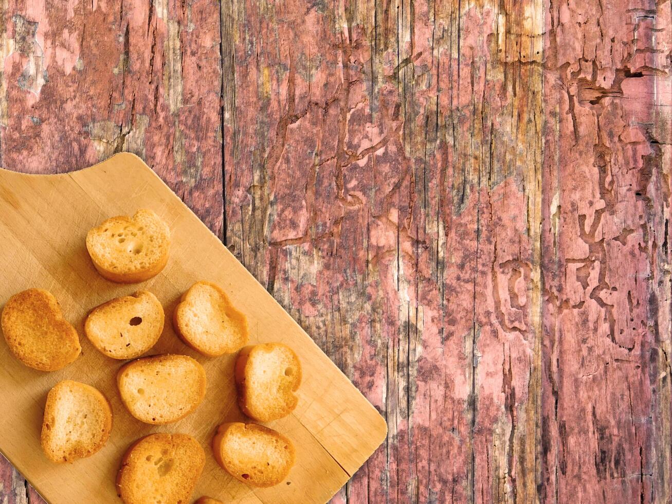 Brot auf hölzernem Hintergrund foto