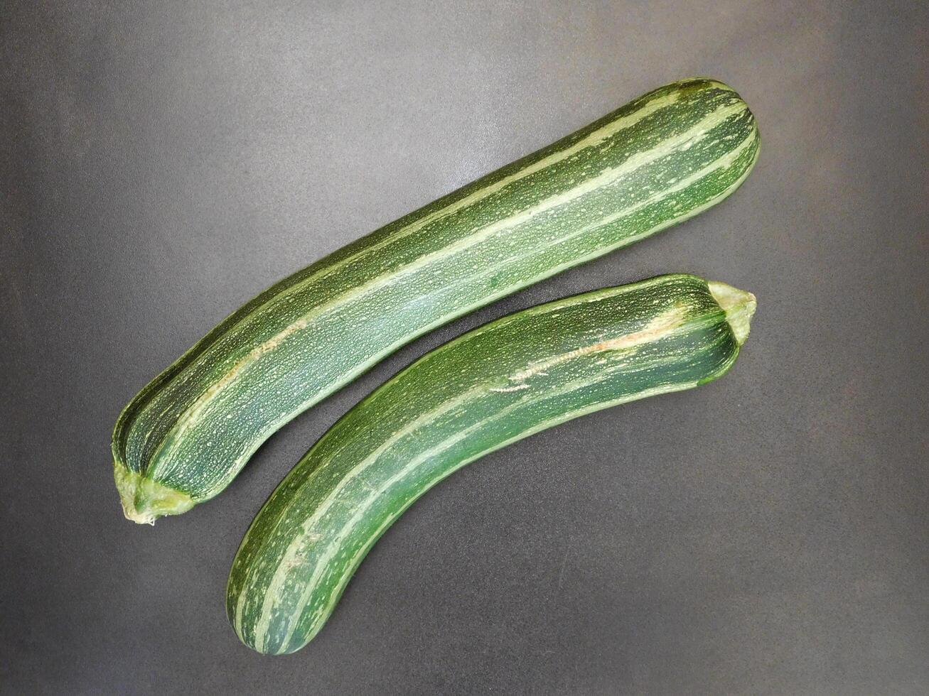 Zucchini im das Küche foto