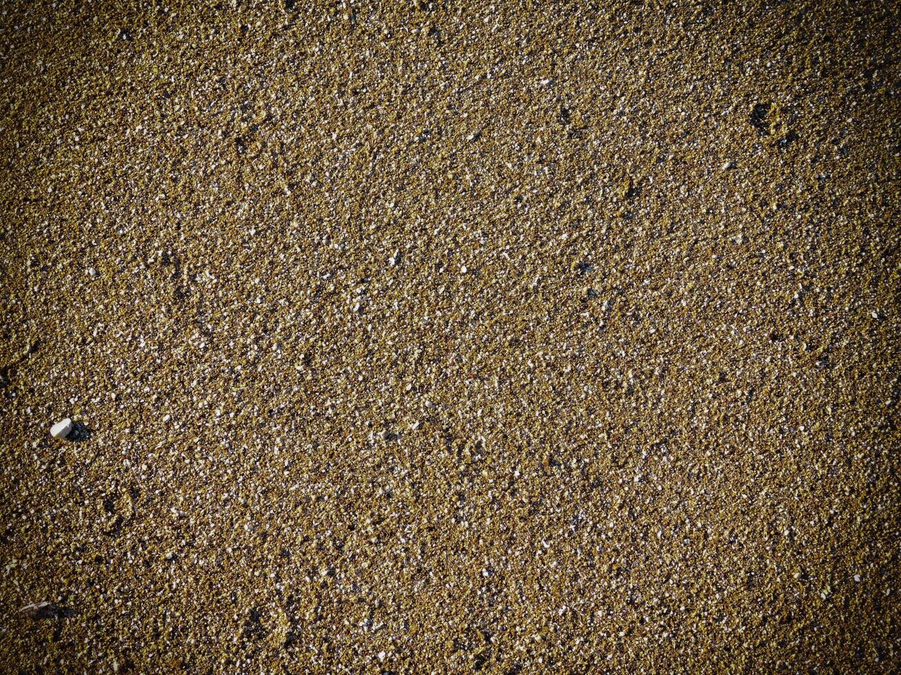 Textur von dunklem Sand am Meer foto