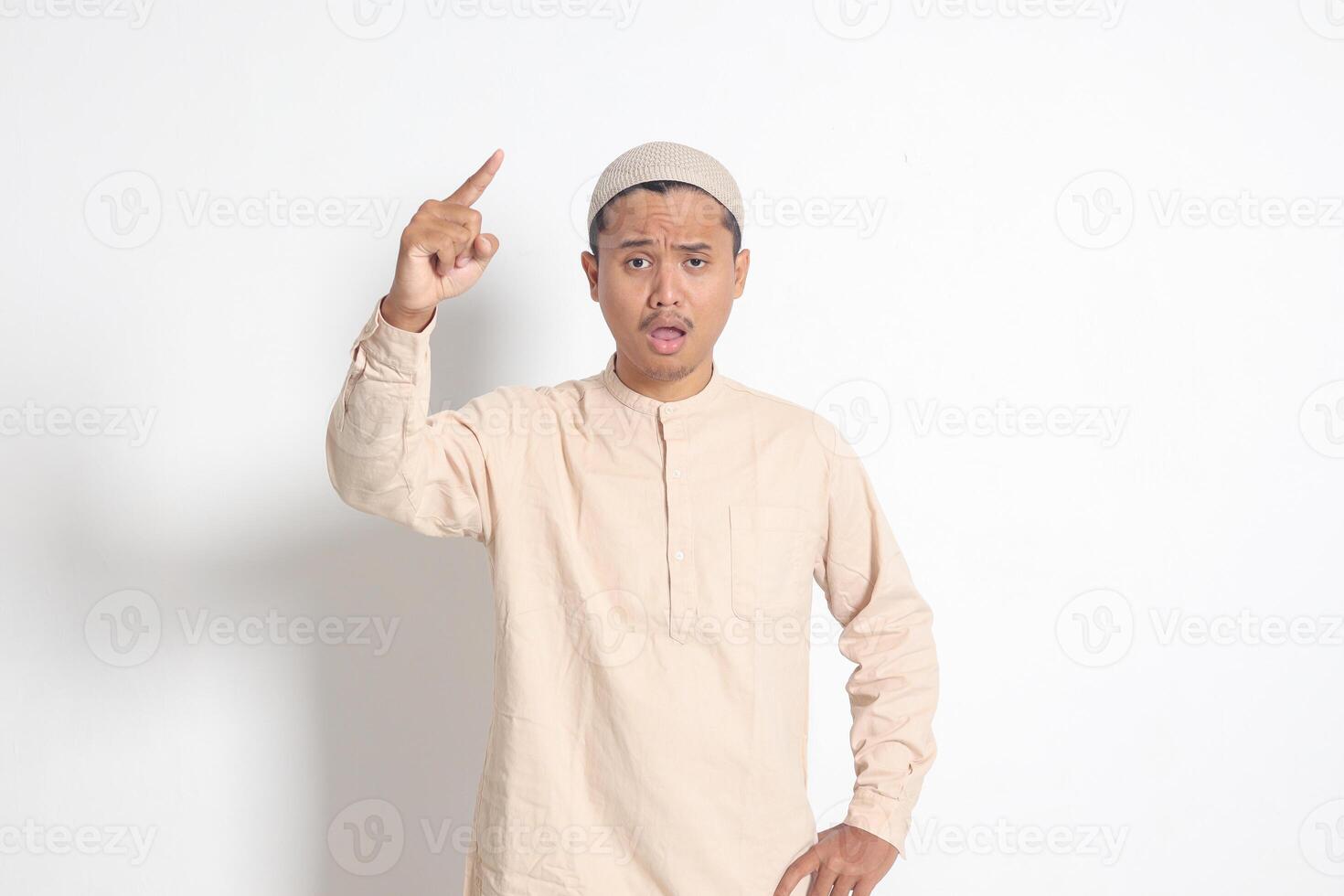 Porträt von attraktiv asiatisch Muslim Mann im koko Hemd Herstellung wütend Hand Geste mit Finger, Schelte jemand Wer hat erledigt etwas falsch. isoliert Bild auf Weiß Hintergrund foto