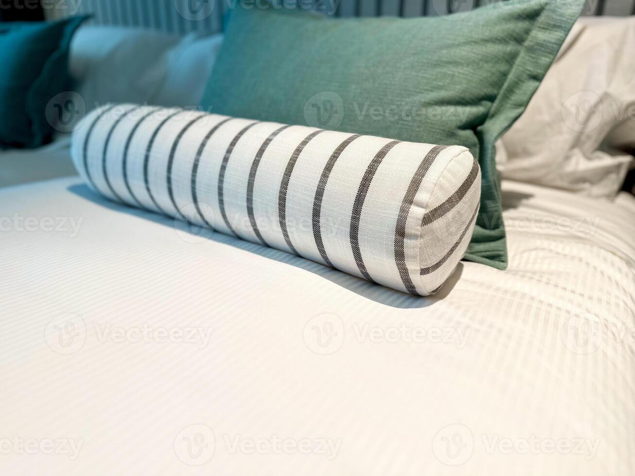 Bett Dienstmädchen mit sauber Weiß Bett Blätter und Grün Kissen im Schönheit Zimmer. Zwilling Bett Nahansicht. foto