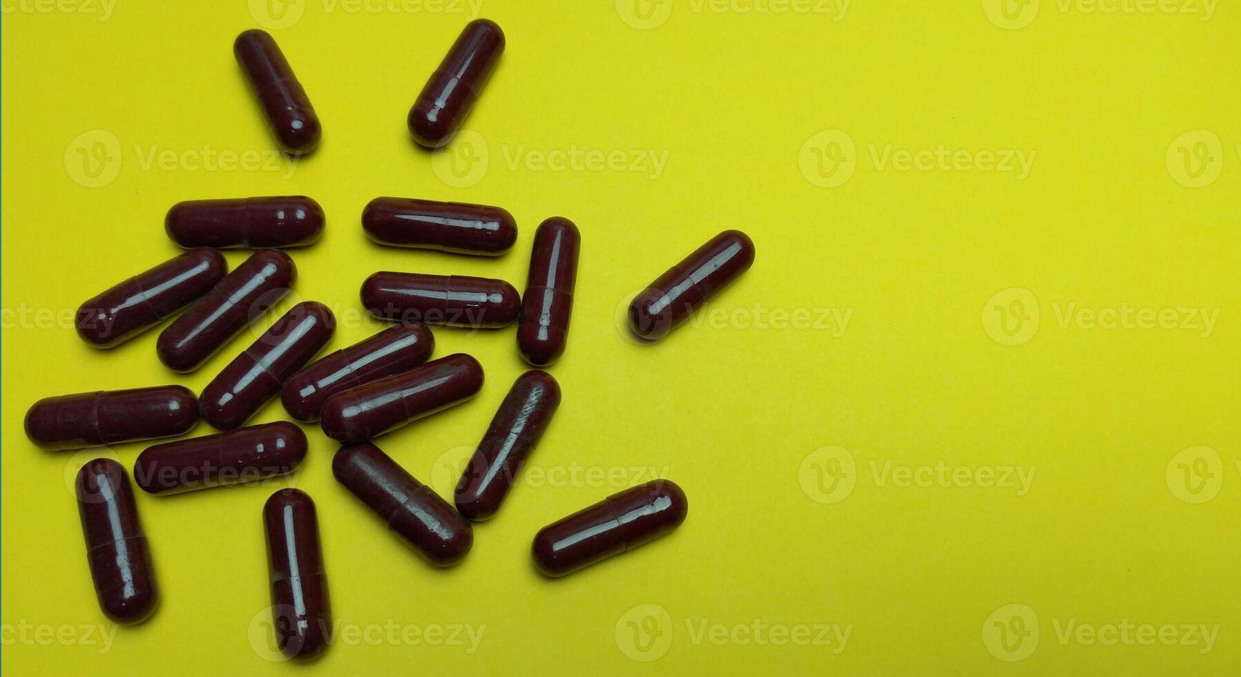 injizierbar Pille Medikation auf ein Gelb Hintergrund foto