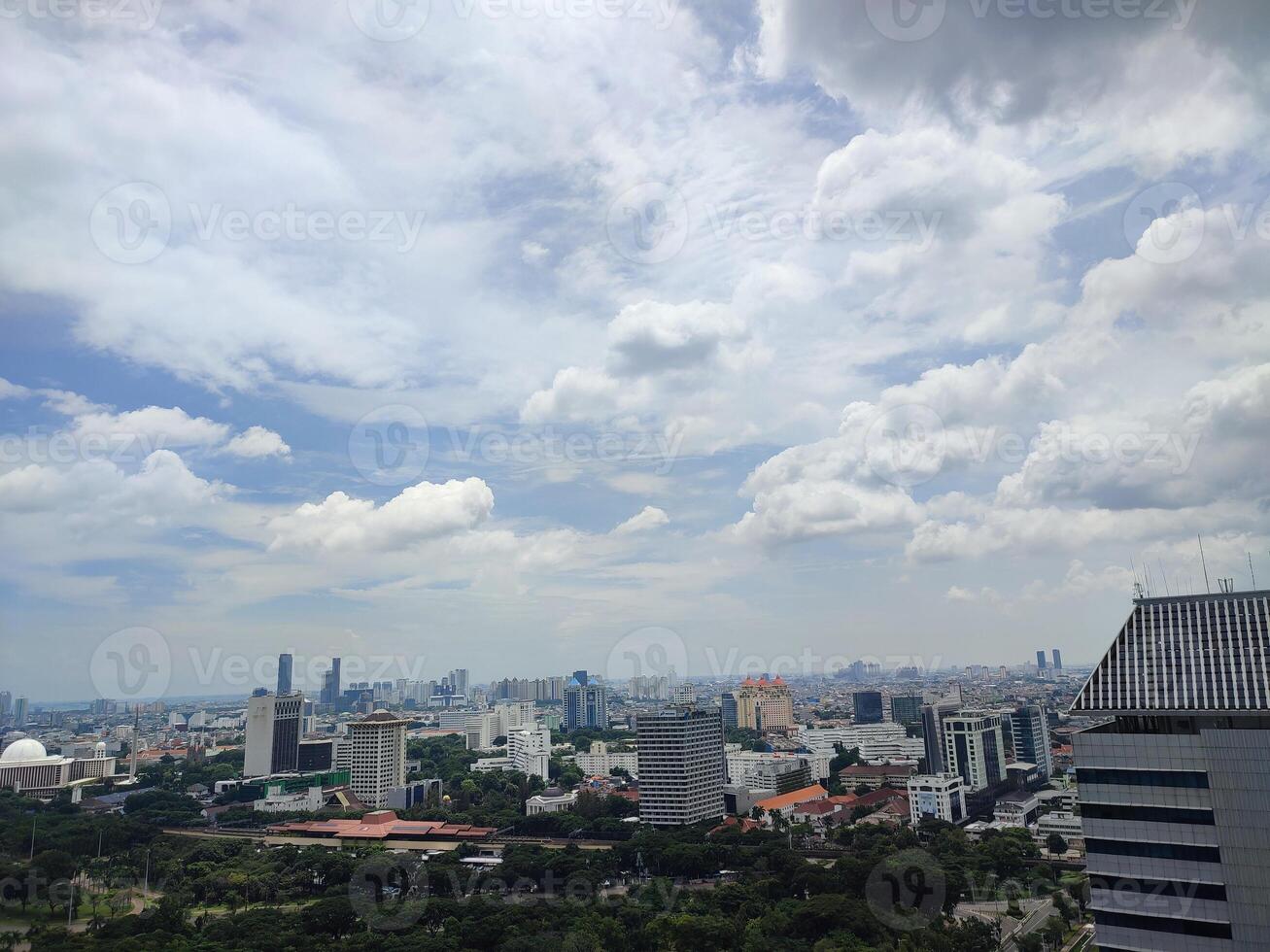 Aussicht von Gebäude und der Verkehr im das indonesisch Stadt von Jakarta foto