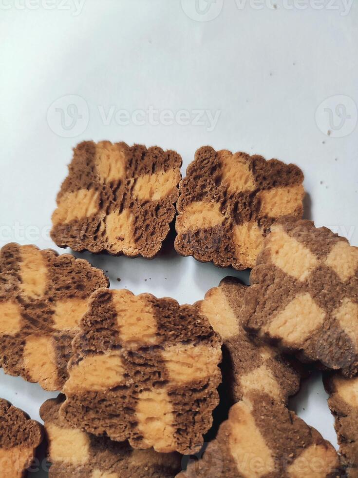 Stück von dunkel Schokolade Chip Plätzchen isoliert auf Weiß Hintergrund von köstlich Bäckerei hausgemacht organisch Süss Dessert Keks foto