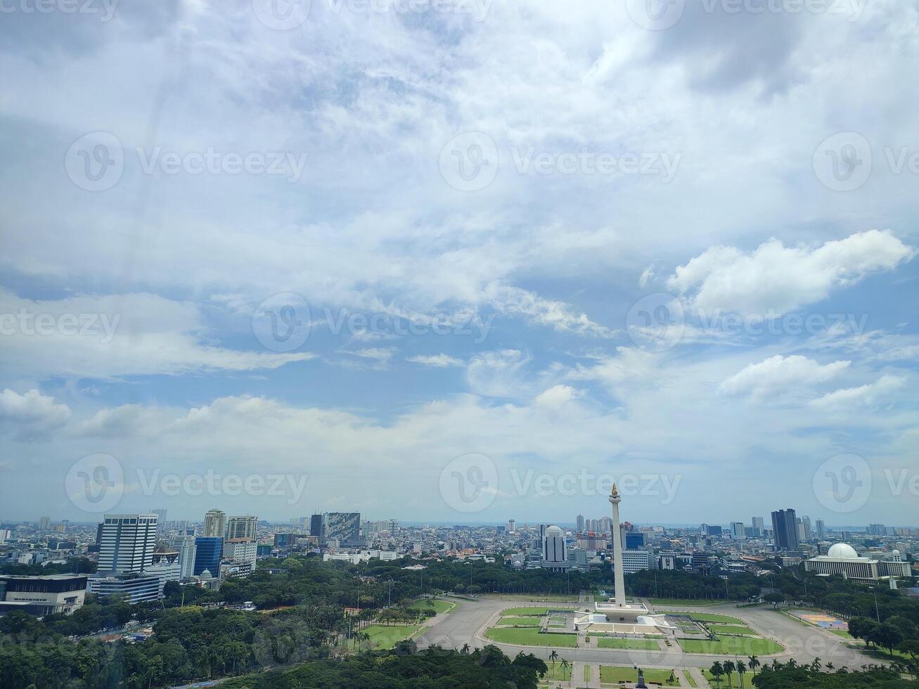 Aussicht von Gebäude und der Verkehr im das indonesisch Stadt von Jakarta foto
