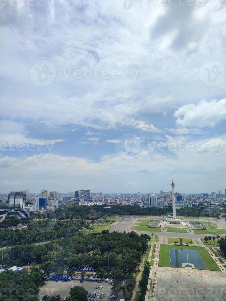 Aussicht von Gebäude und der Verkehr im das indonesisch Stadt von Jakarta foto