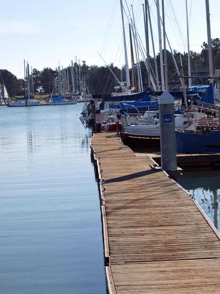 Berkeley, ca, 2010 - - Dock beim Yachthafen mit Boote im Liegeplätze foto