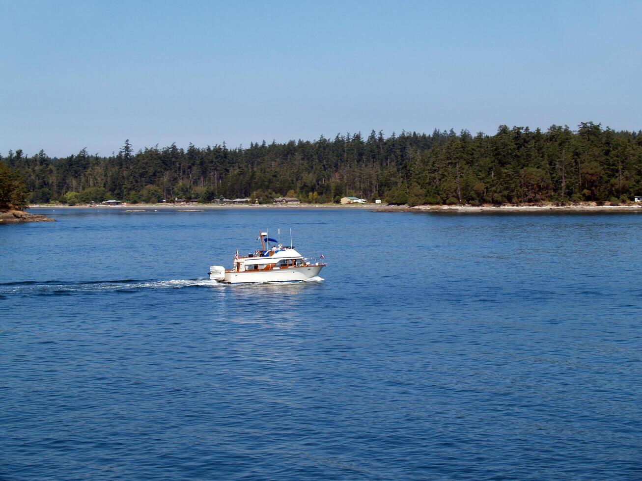 Birke Bucht, wa, 2006 - - Kabine Motor- Kreuzer Boot auf Bucht in der Nähe von Bäume foto