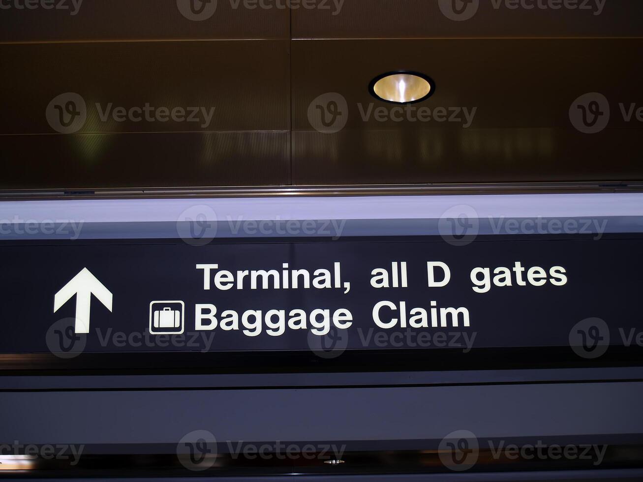 Terminal und Gepäck Anspruch Zeichen beim Flughafen foto
