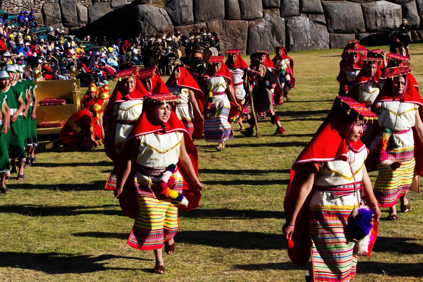cusco, Peru, 2015 - - Männer und Frauen im traditionell Kostüm inti Raymi Festival foto