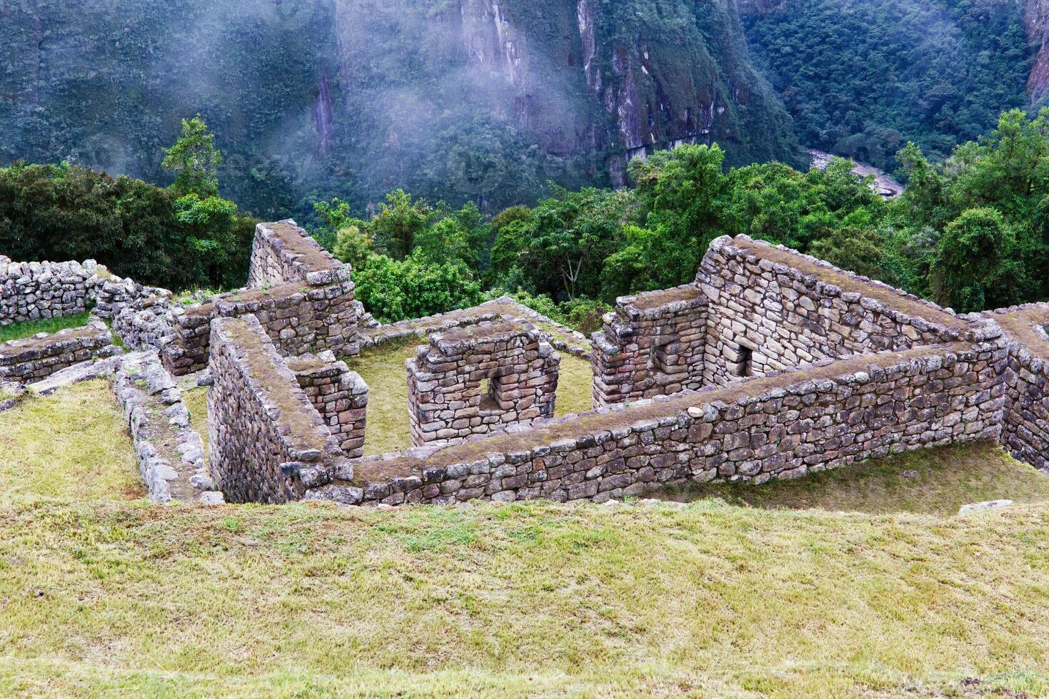 Stein Mauer Ruinen machu Picchu Peru Süd Amerika mit Grün foto