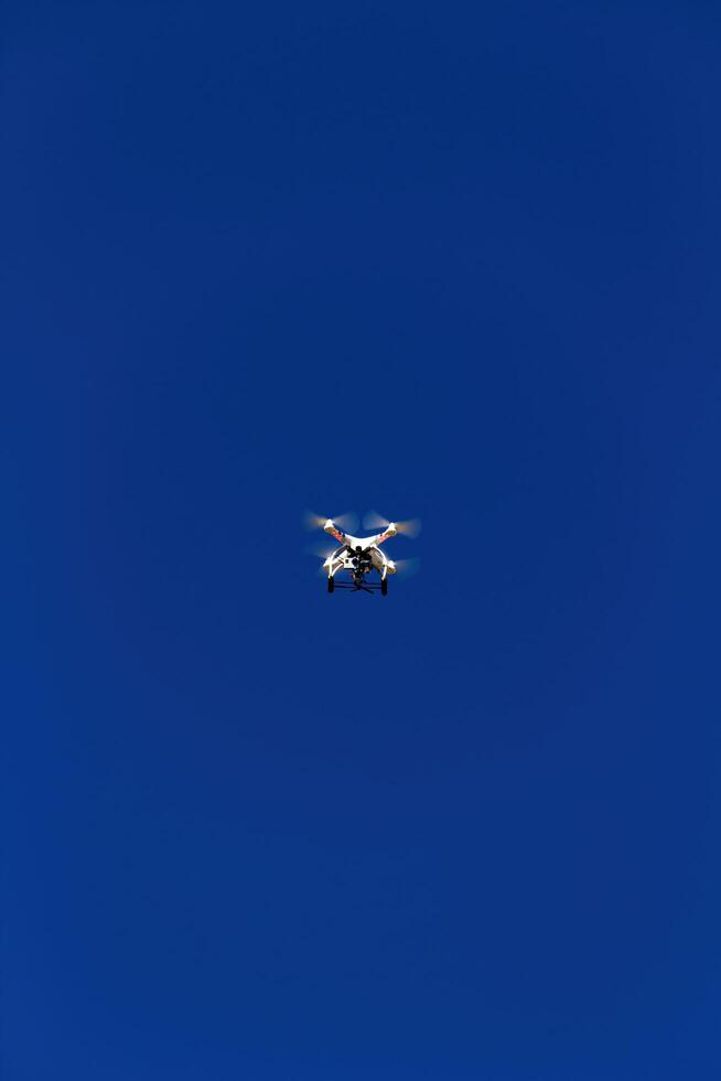 cusco, Peru, 2015 - - Weiß Drohne fliegend im Blau Himmel mit Kamera foto