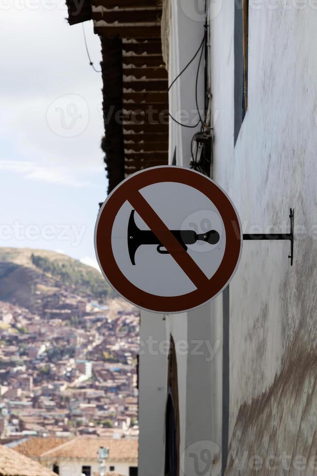 Nein Auto Hörner Zeichen auf Gebäude cusco Peru foto
