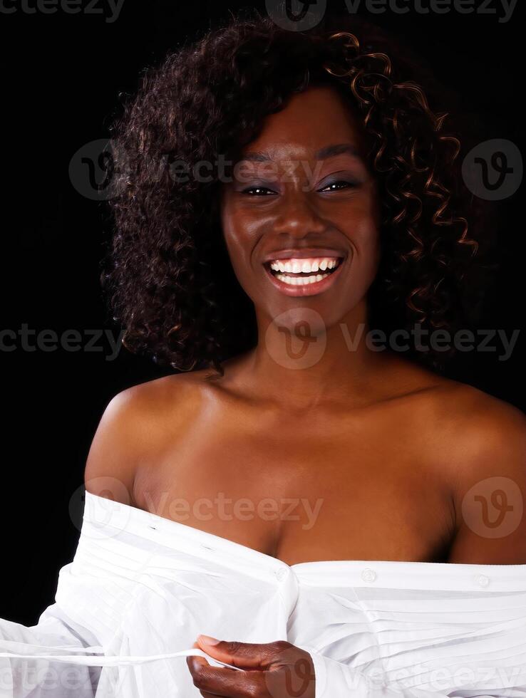 lächelnd afrikanisch amerikanisch Frau mit Hemd aus Schultern foto
