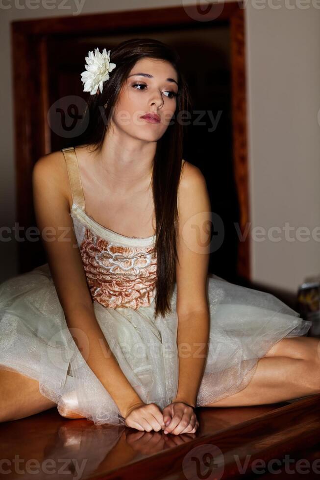 jung kaukasisch Teen Frau Sitzung im tanzen Outfit suchen traurig foto