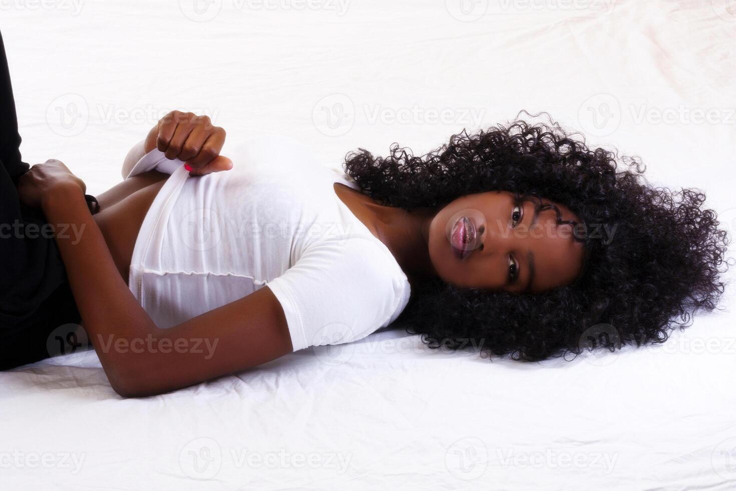 dünn attraktiv Teen afrikanisch amerikanisch Mädchen liegend foto