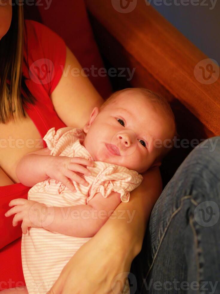 kaukasisch Baby ruhen im Mütter Runde im Stuhl foto