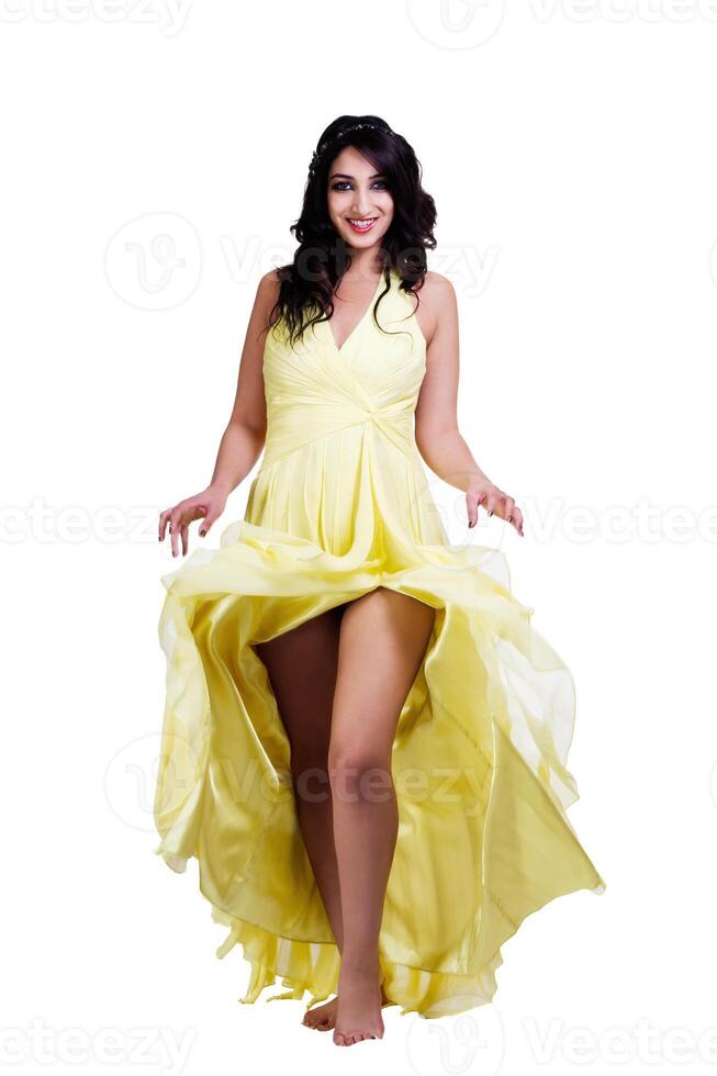 Mitte östlichen Frau lächelnd im Gelb Kleid zeigen Beine foto