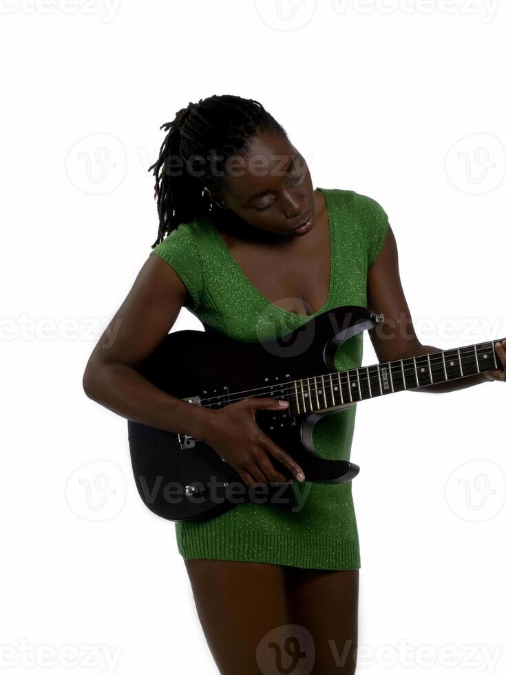 jung schwarz Frau Grün Kleid mit Gitarre foto