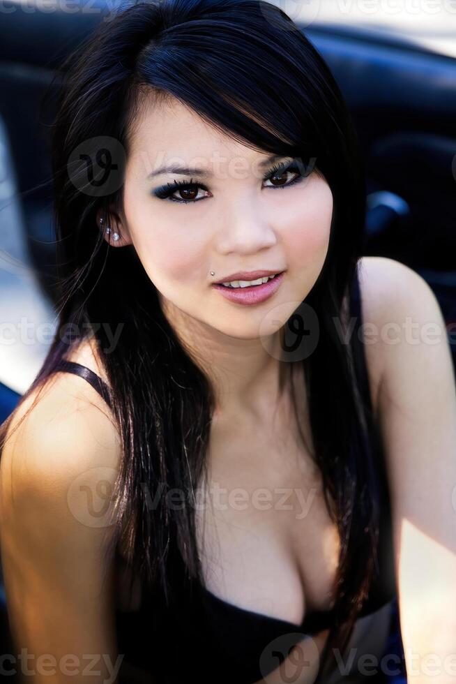 draussen Porträt attraktiv asiatisch amerikanisch Frau schwarz BH foto