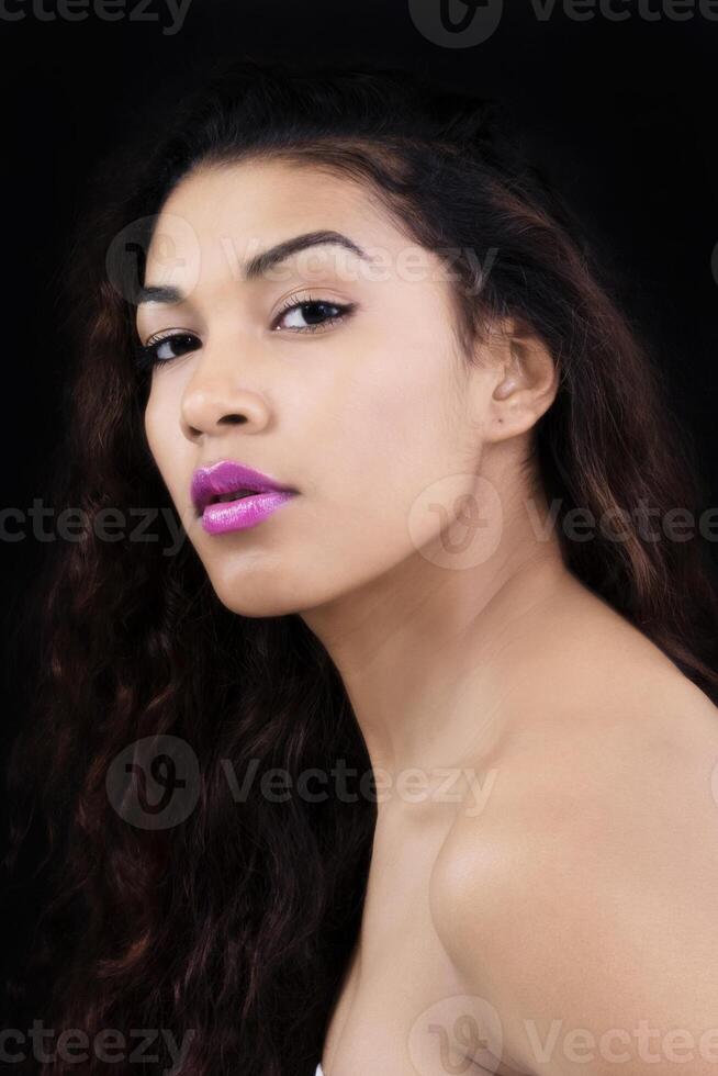 nackt Schultern Porträt attraktiv Latina Frau dunkel Hintergrund foto