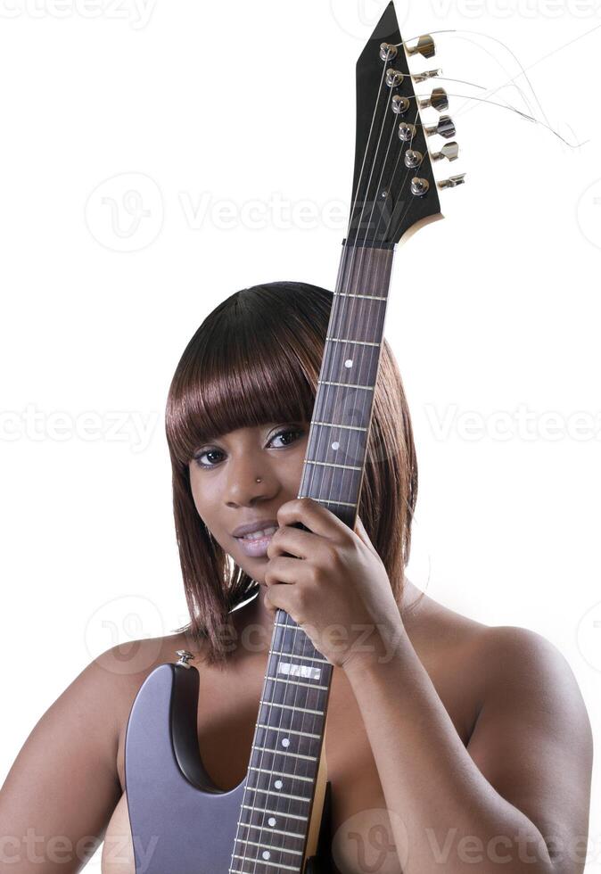 jung afrikanisch amerikanisch Frau oben ohne halten Gitarre foto