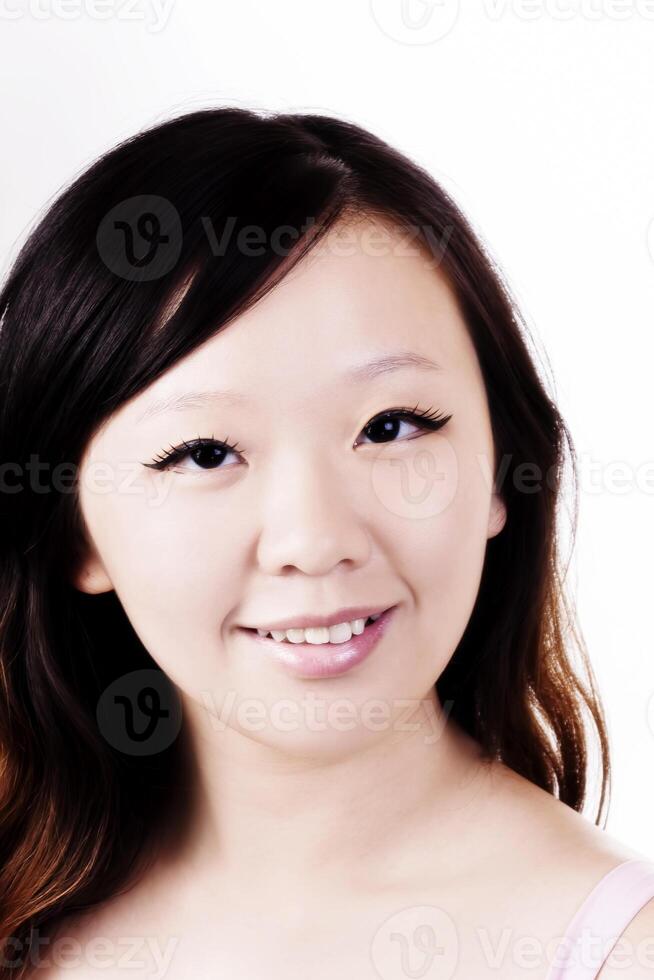 lächelnd Porträt Chinesisch amerikanisch Frau Weiß Hintergrund foto