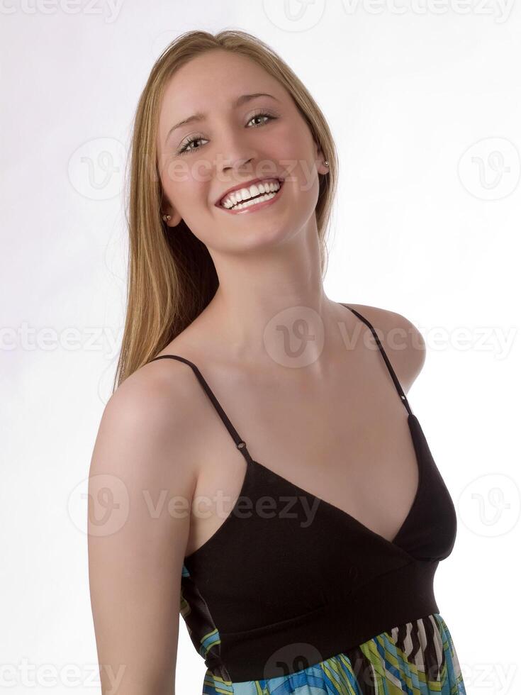 jung kaukasisch Frau mit groß Lächeln Kleid foto