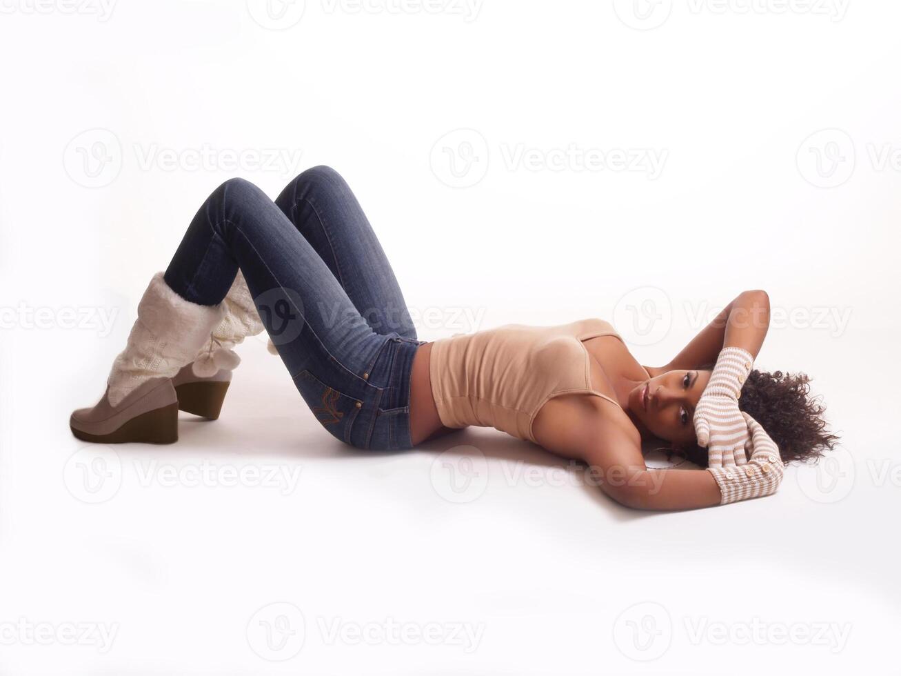 jung Frau auf Fußboden im Jeans oben Stiefel und Handschuhe foto