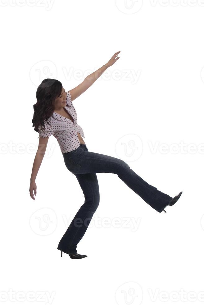 jung asiatisch Frau balancieren auf einer Bein foto