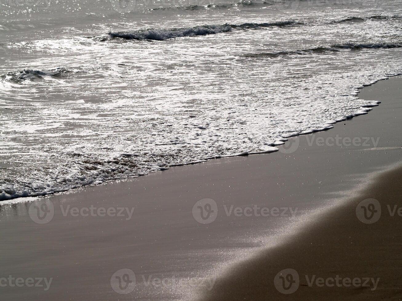 sanft Welle von Weiß Schaum auf das Strand foto