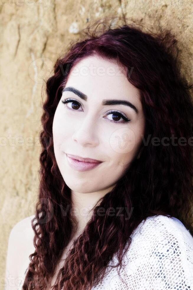Latina Frau draussen Porträt mit Weiß gestrickt Startseite foto
