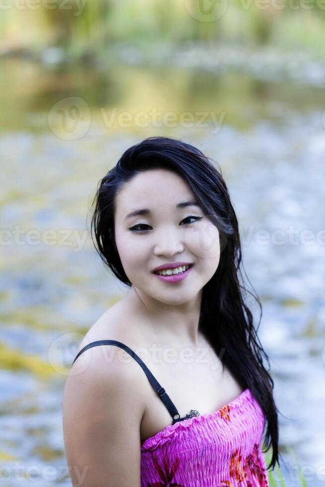 jung attraktiv japanisch Frau Porträt beim Fluss foto