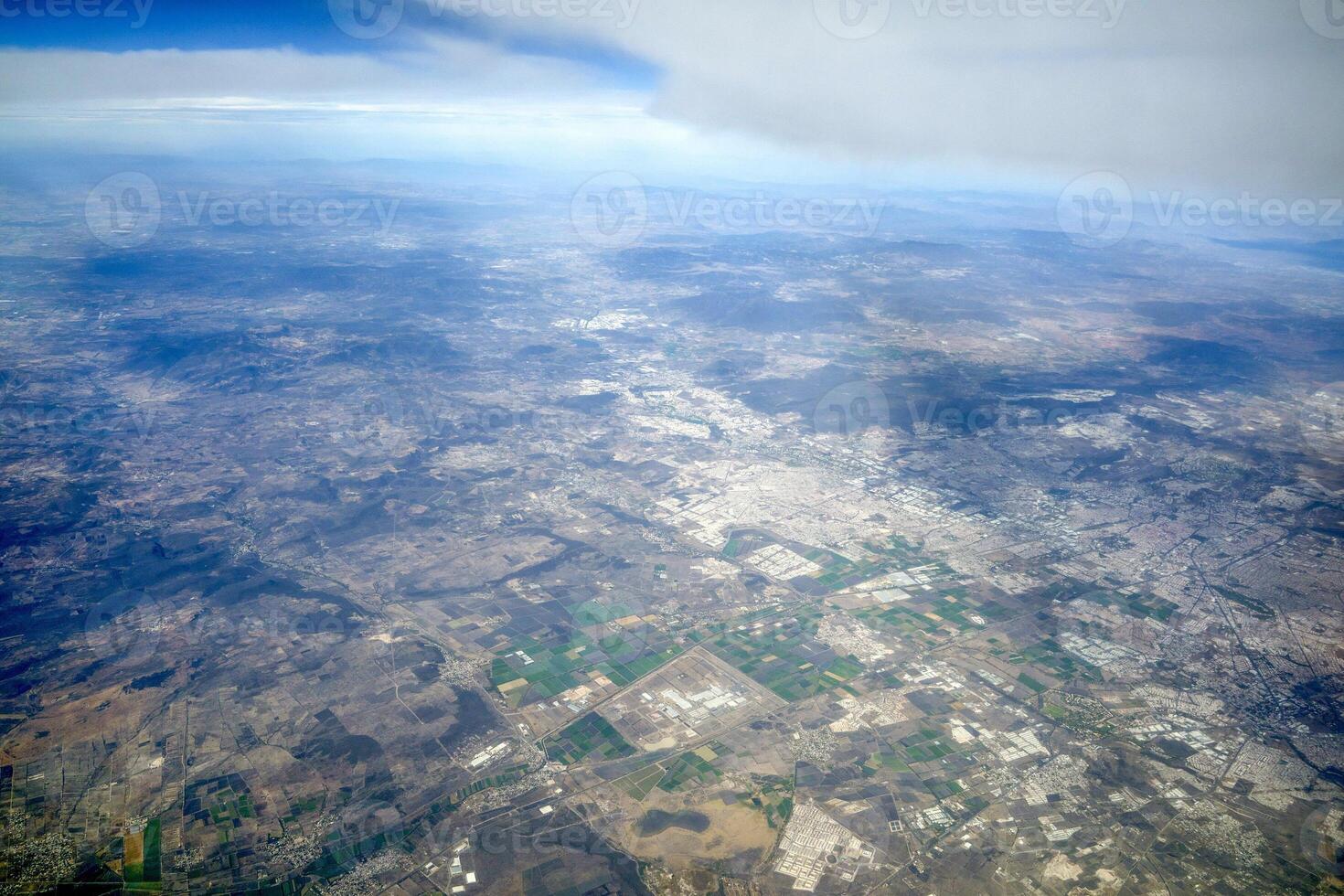 Antenne Aussicht von Santiago de Queretaro, ein Stadt im zentral Mexiko. Panorama von Flugzeug foto