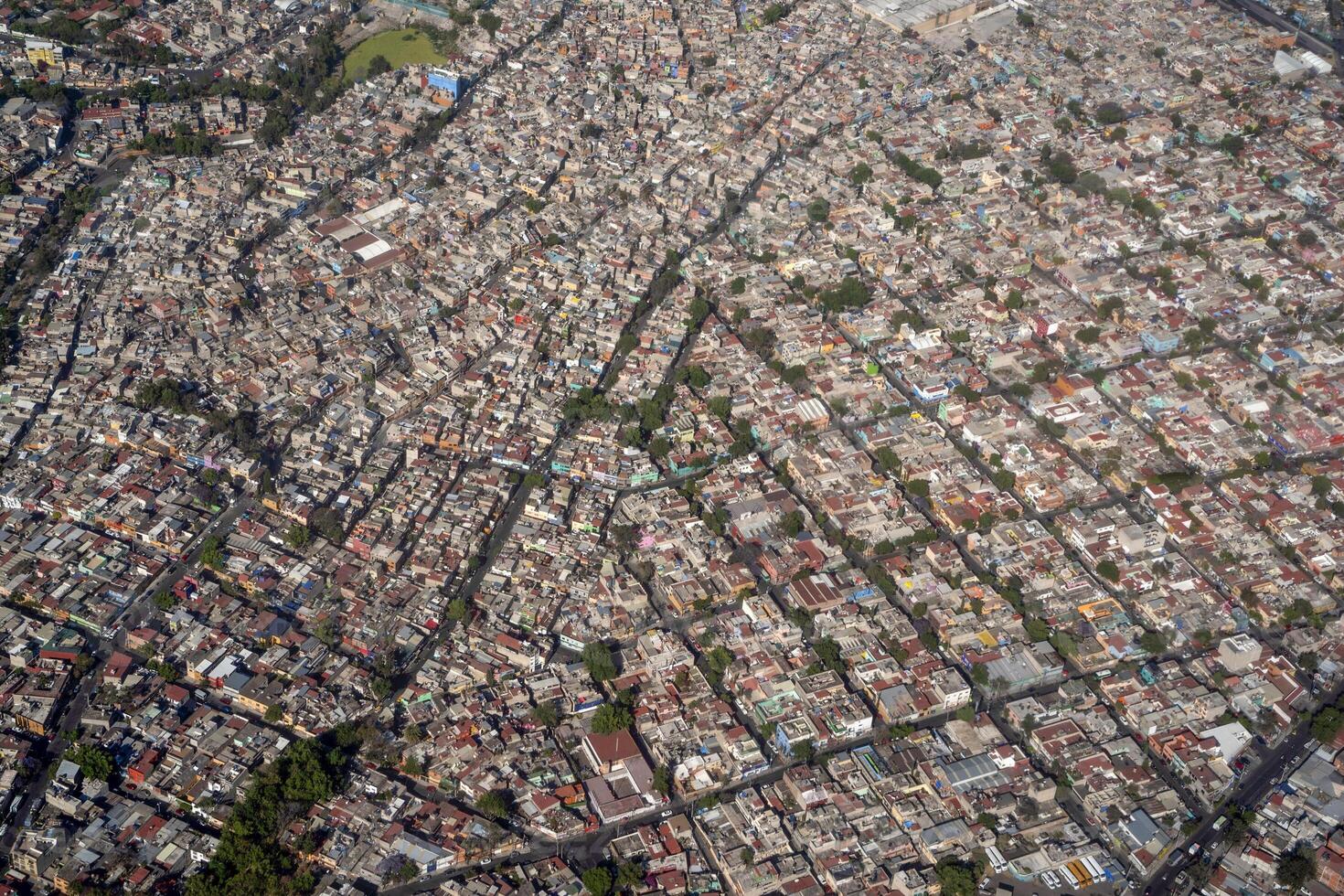 Luftbildlandschaft der mexikanischen Stadt vom Flugzeug foto