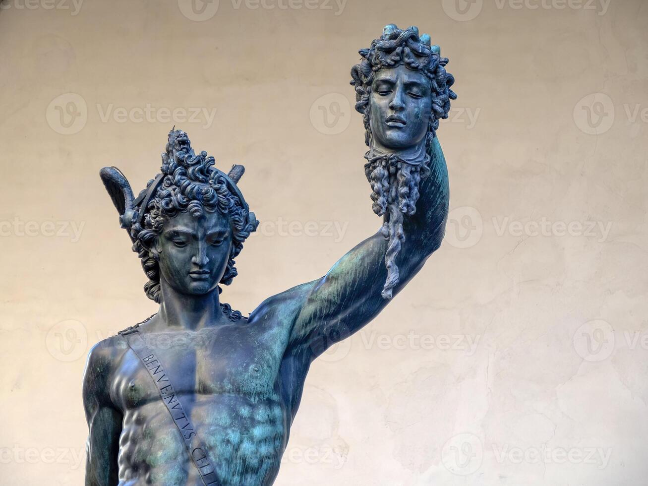 Detail von Perseus halten Kopf von Meduse, Bronze- Statue im Loggia de lanzi, Piazza della Signoria, Florenz, Italien. isoliert auf Weiß foto