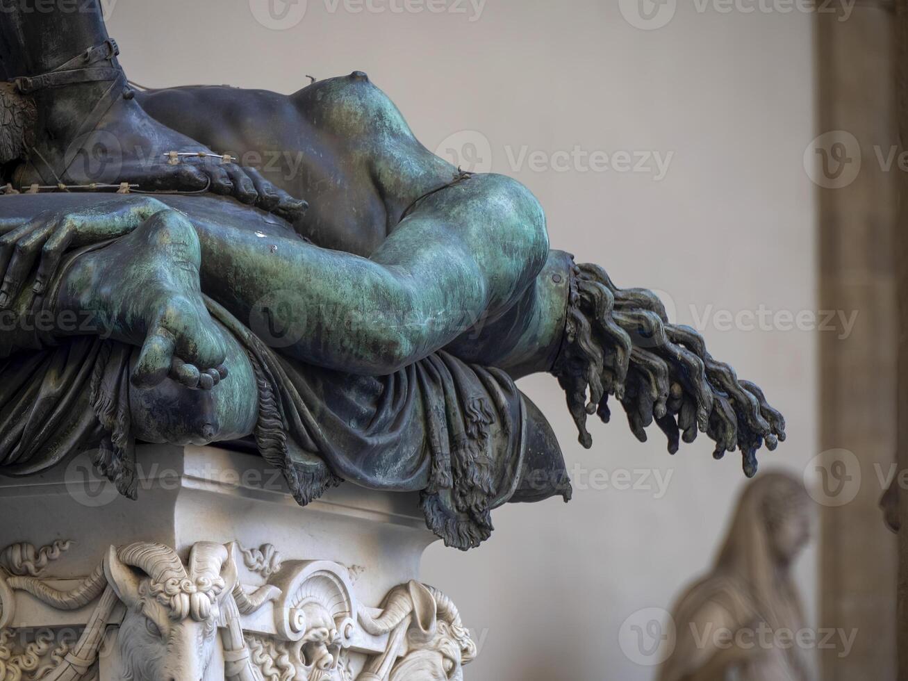 Detail von Körper von Meduse, Bronze- Statue im Loggia de lanzi, Piazza della Signoria, Florenz, Italien foto