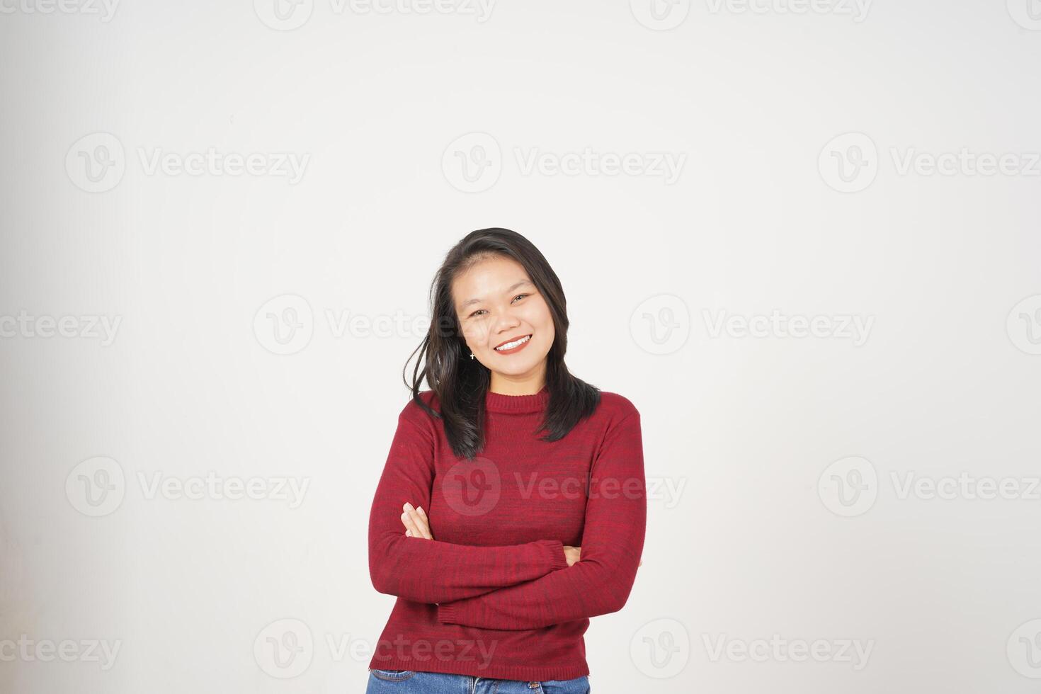 jung asiatisch Frau im rot T-Shirt gekreuzt Waffen und lächelnd beim Kamera isoliert auf Weiß Hintergrund foto