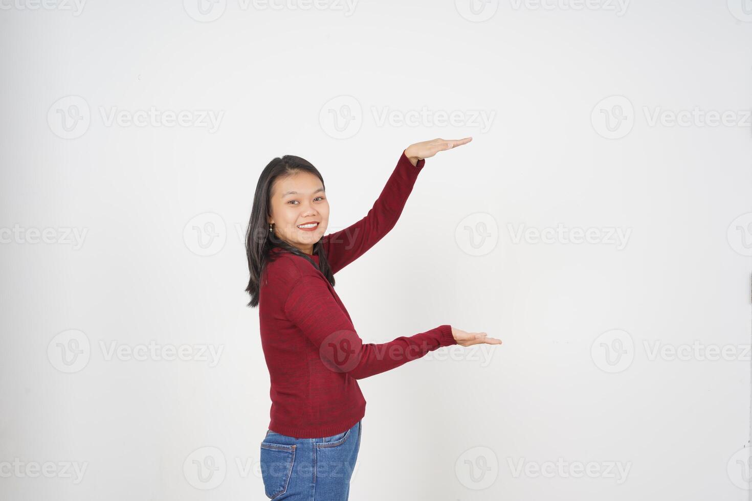 jung asiatisch Frau im rot T-Shirt Messung und halten groß Produkt isoliert auf Weiß Hintergrund foto