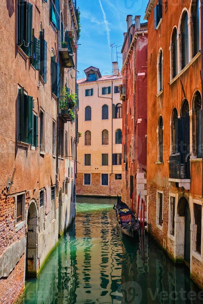 eng Kanal mit Gondel im Venedig, Italien foto