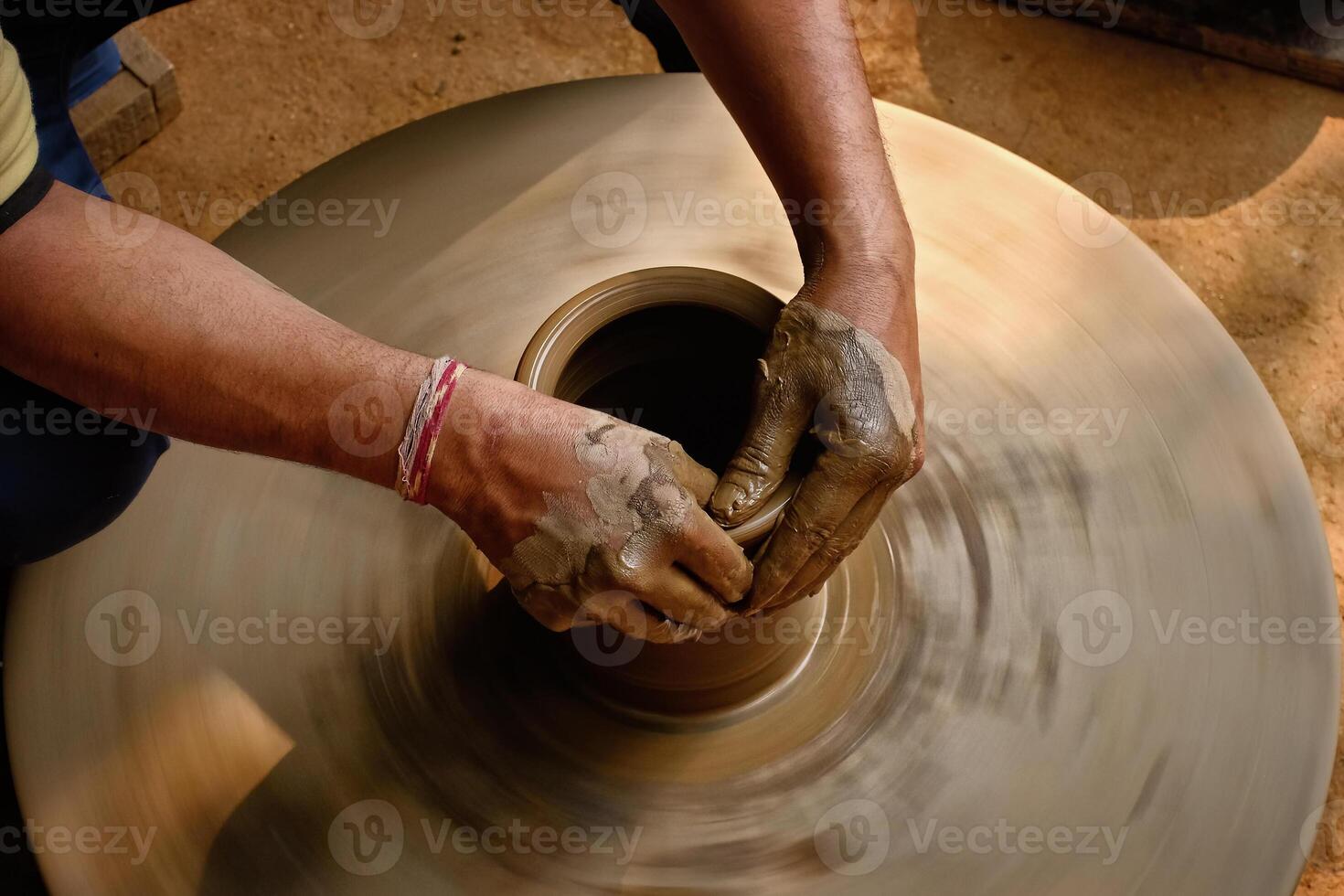 Keramik erfahren nass Hände von Töpfer Gestaltung das Lehm auf Töpfer Rad foto