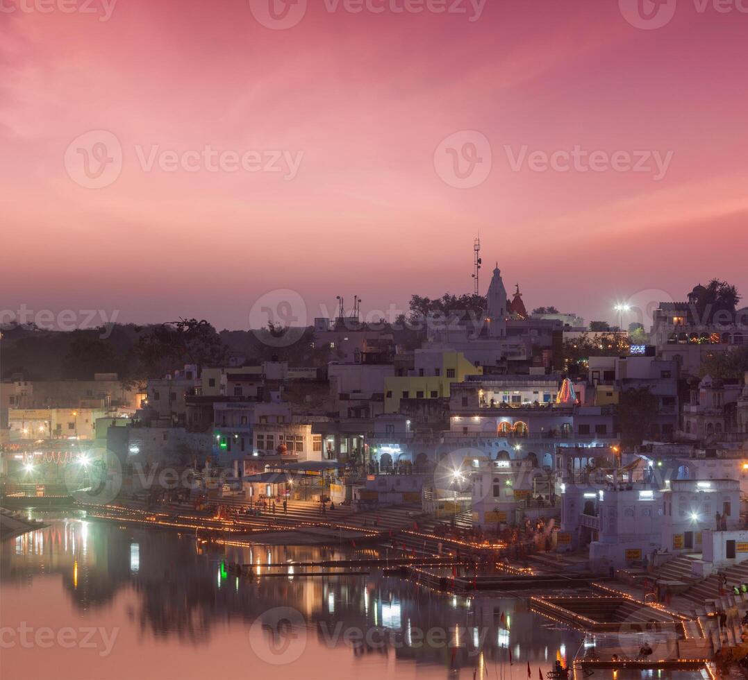 heilig puschhar See sagar und Ghats von Stadt, Dorf Pushkar im dämmrig foto