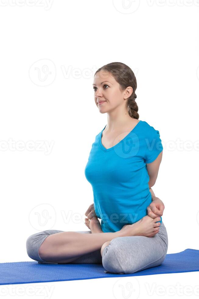 Yoga - - jung schön Frau tun Yoga Asana Übung isoliert foto