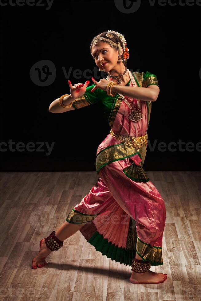 schöne Tänzerin des indischen klassischen Tanzes Bharatanatyam foto