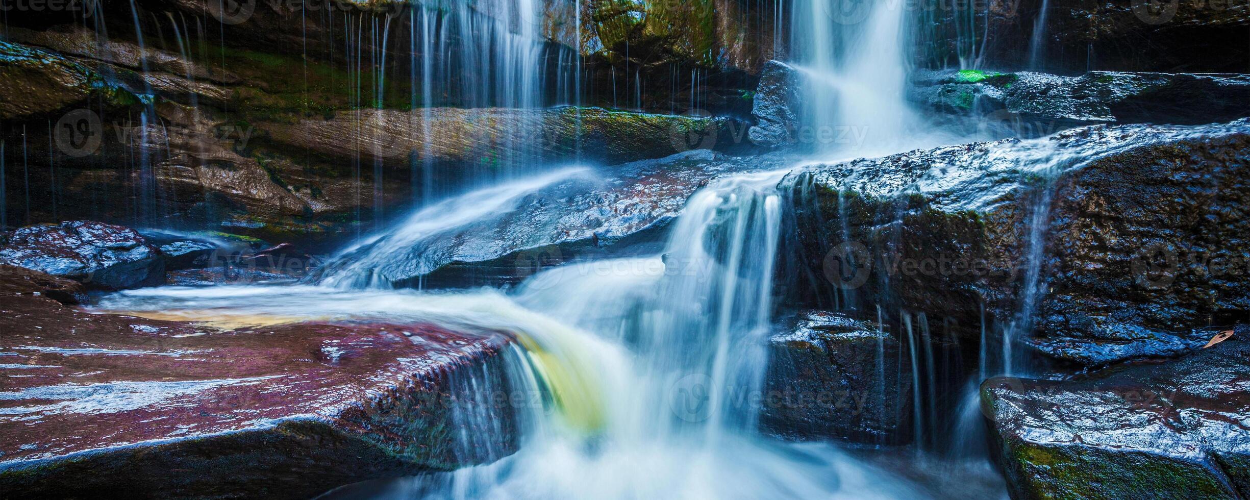 tropisch Wasserfall im Urwald Panorama foto